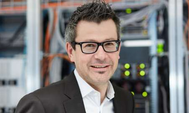 Mann mit Brille im braunen Anzug Mann mit Brille im braunen Anzug
